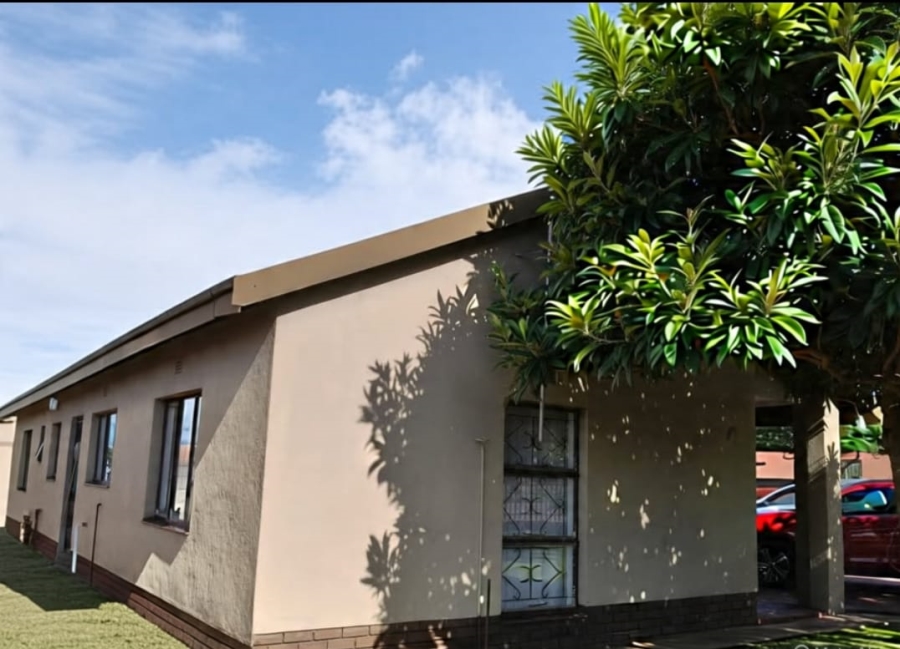 4 Bedroom Property for Sale in Monakato North West